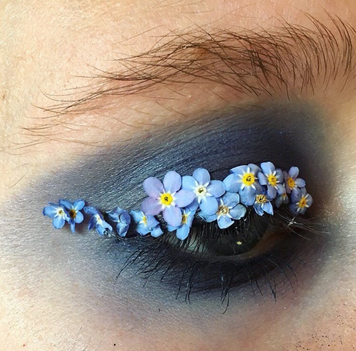 Chica con los ojos maquillados con flores 