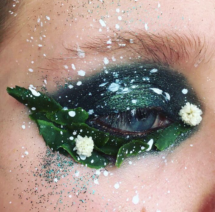 Chica con los ojos maquillados con flores 