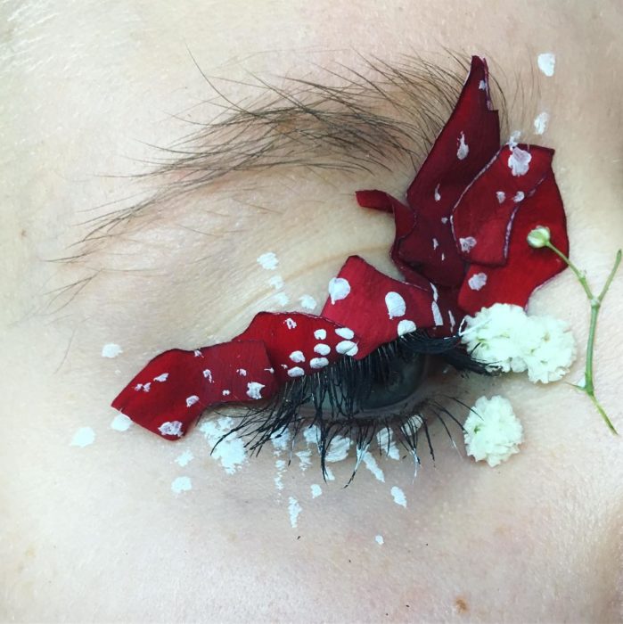 Chica con los ojos maquillados con flores 