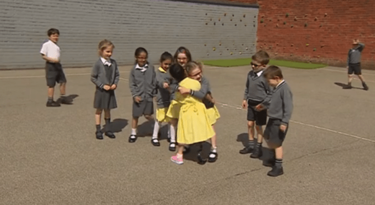 niña con prótesis vuelve a la escuela 1