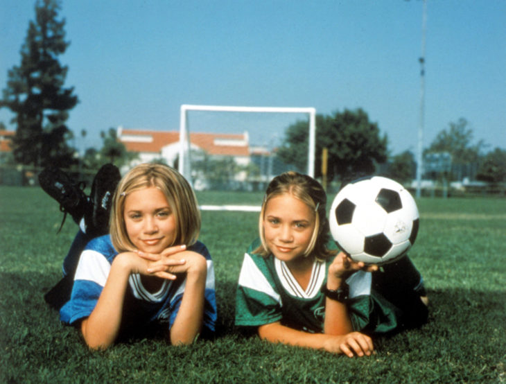 niñas con pelota de futbol 