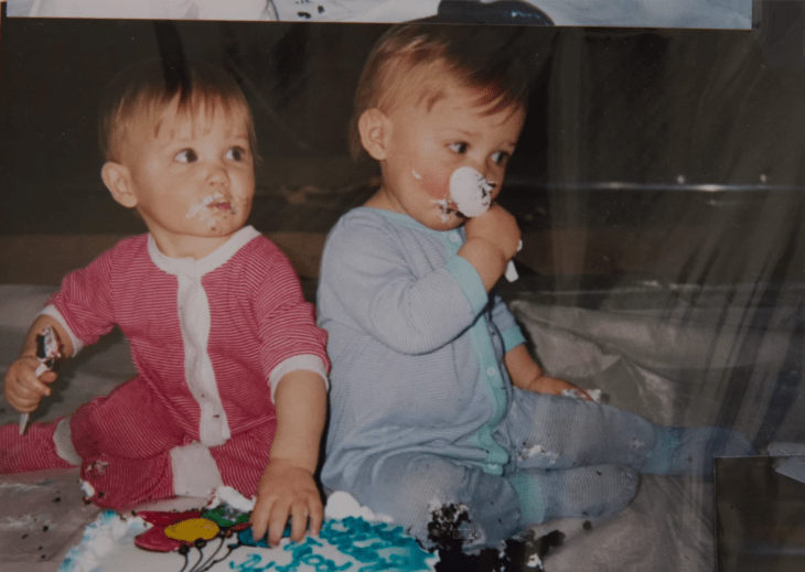 Bebés comiendo pastel 