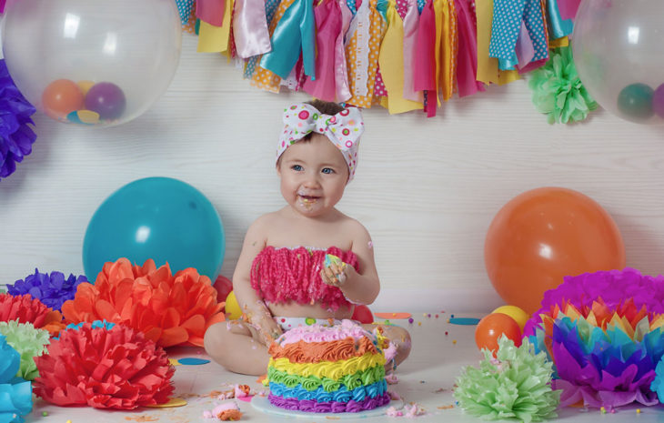 sesión de fotos de bebe con su pastel 