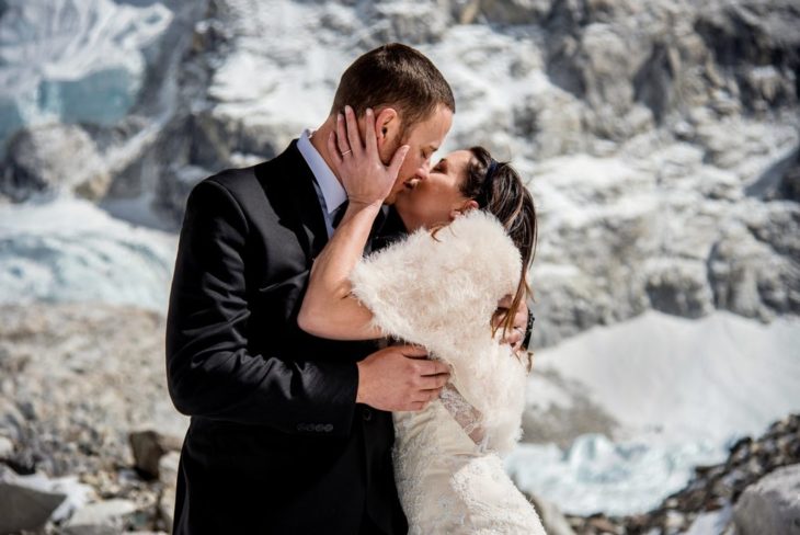 pareja se casa en el everest 5