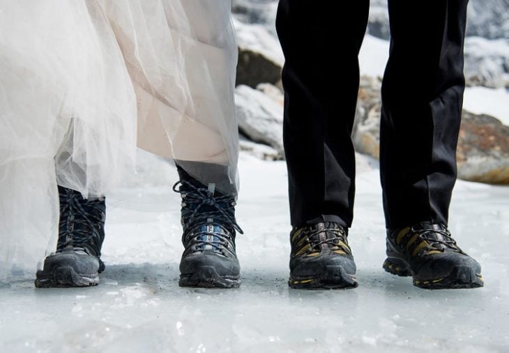 pareja se casa en el everest