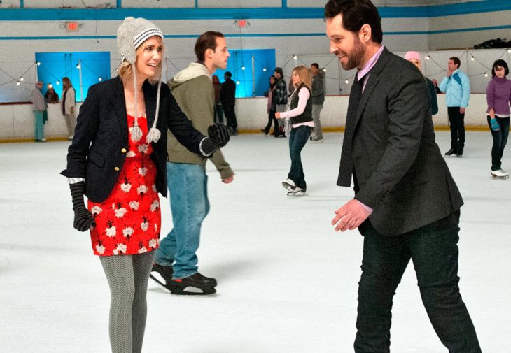 mujer rubia con hombre patinando 