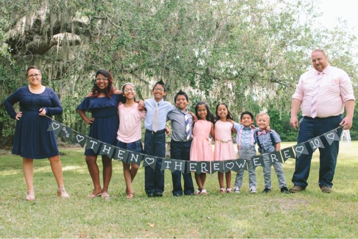 Familia de 10 durante una sesión de fotos 