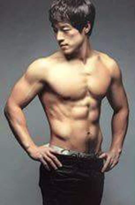 hombre sin playera 