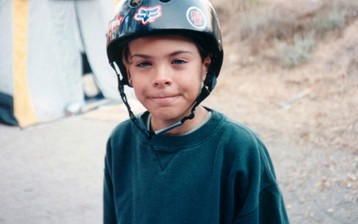 niño cabello corto con casco 