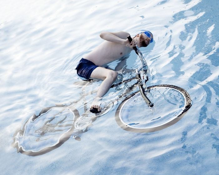 California prohibido montar bicicleta en la piscina