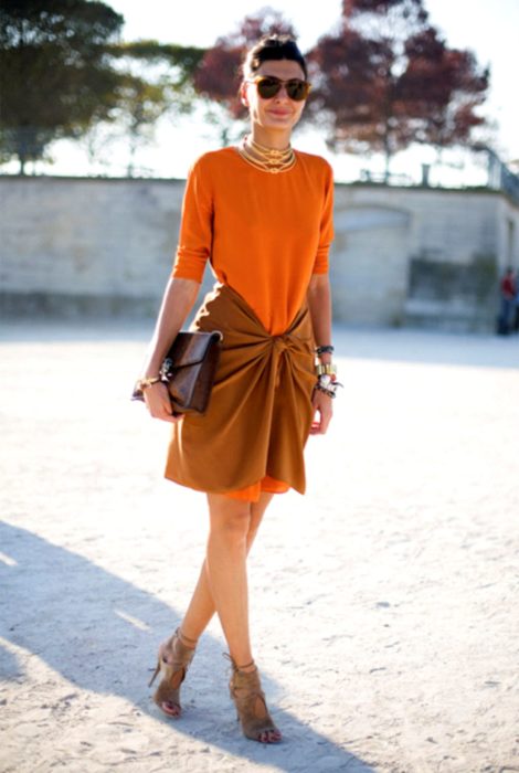 mujer con vestido naranja 