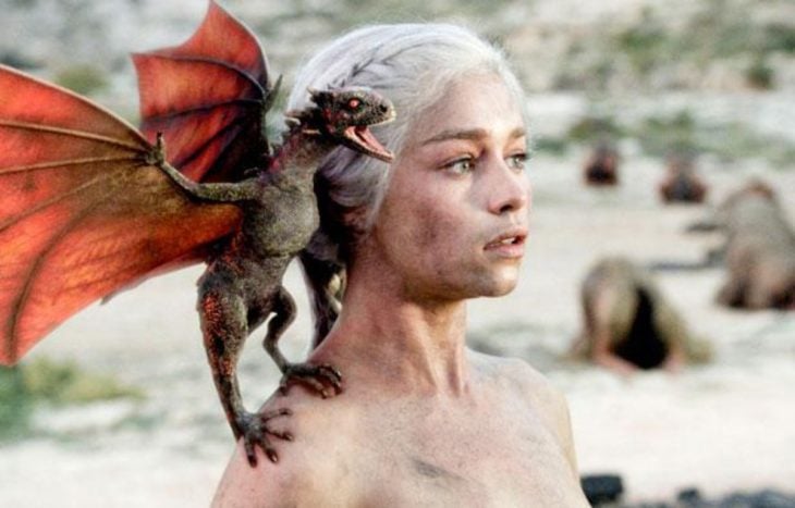 mujer blanca rubia con dragón 