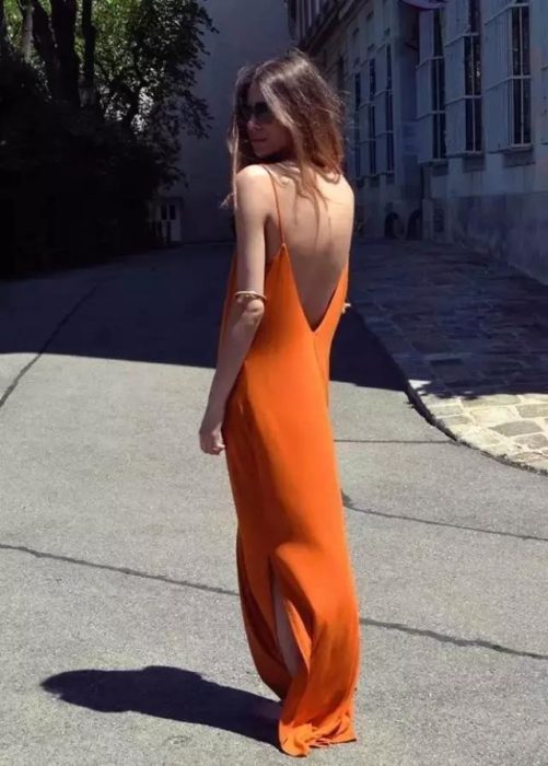 mujer con un vestido naranja