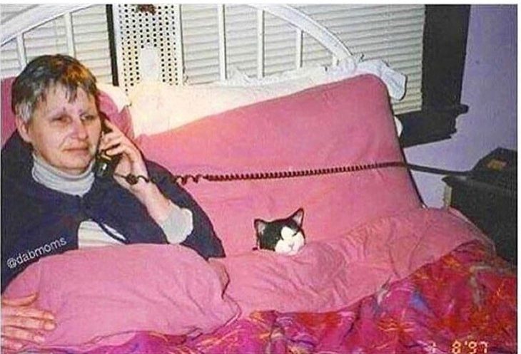 mujer llamando por telefono 