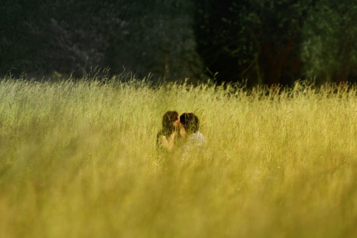 pareja campo de hierba