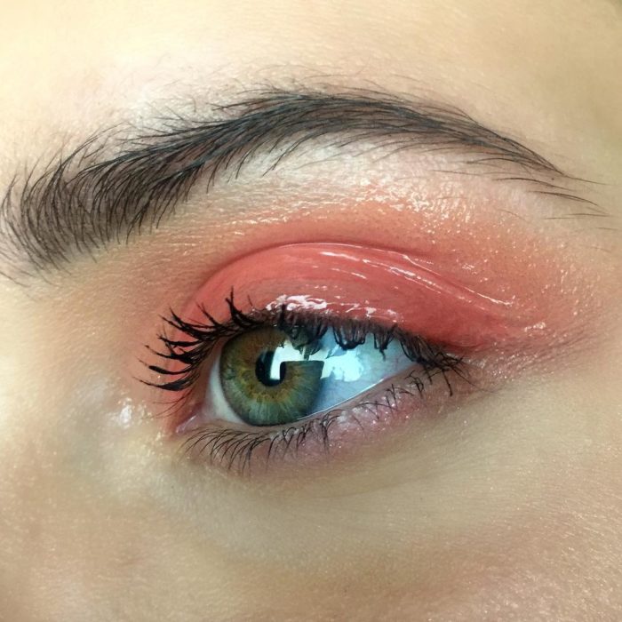 ojos verde y sombras rosas con gloss 