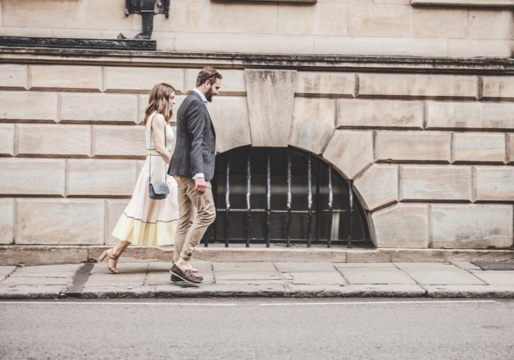 pareja caminando