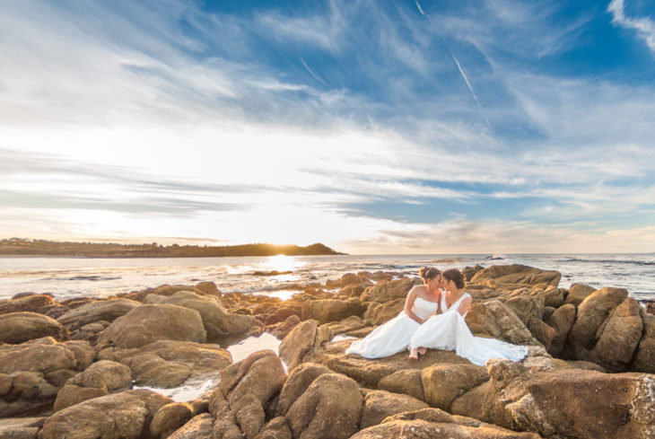 pareja de novias en las rocas