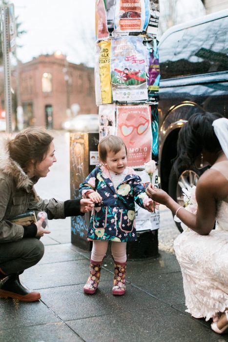 mujer con vestido de novia y niña 