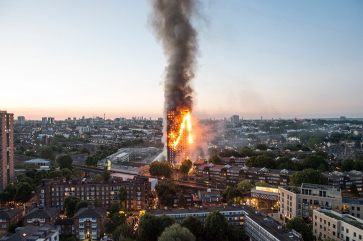 edificio incendiandose 