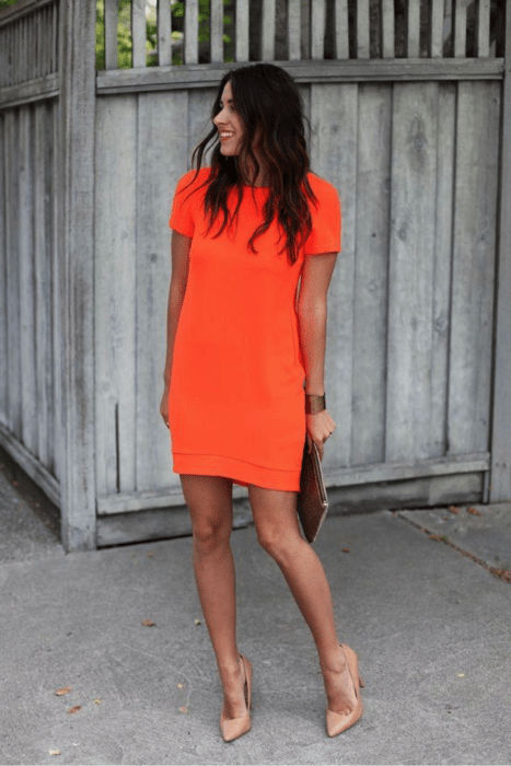 mujer con vestido naranja