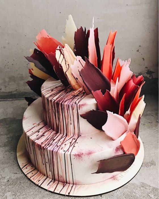 brushstroke cake rojo y cafe