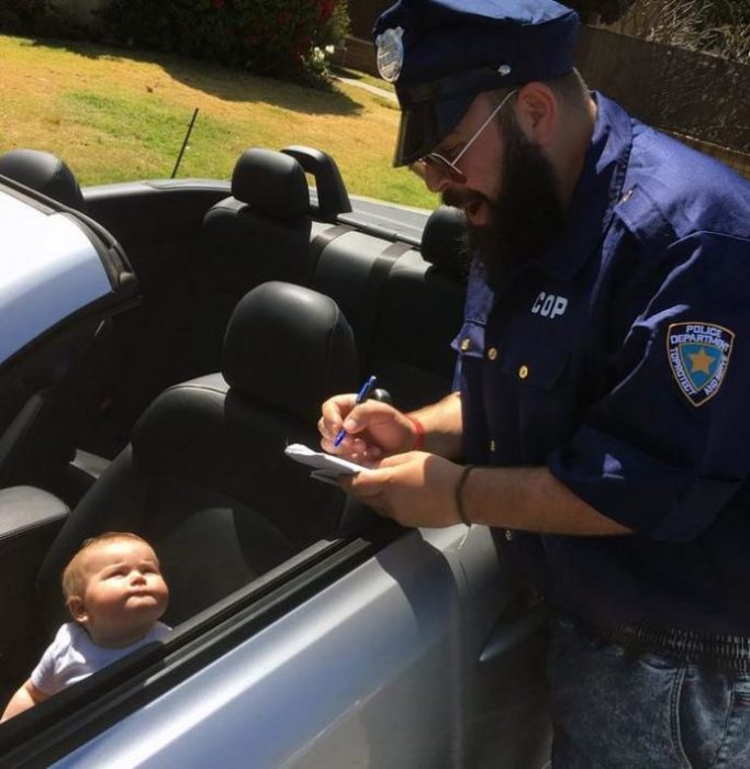 PADRE CON NIÑO EN COCHE 