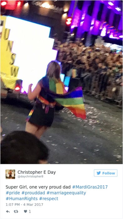 mujer con bandera orgullo gay 