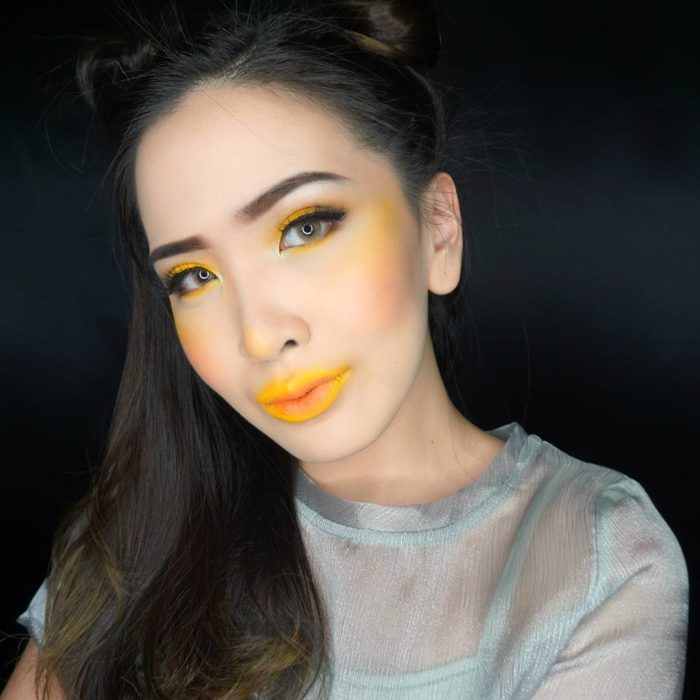 Chica usando blush amarillo 