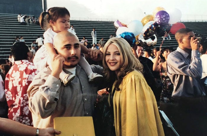 familia el dia de graduación de sus padres