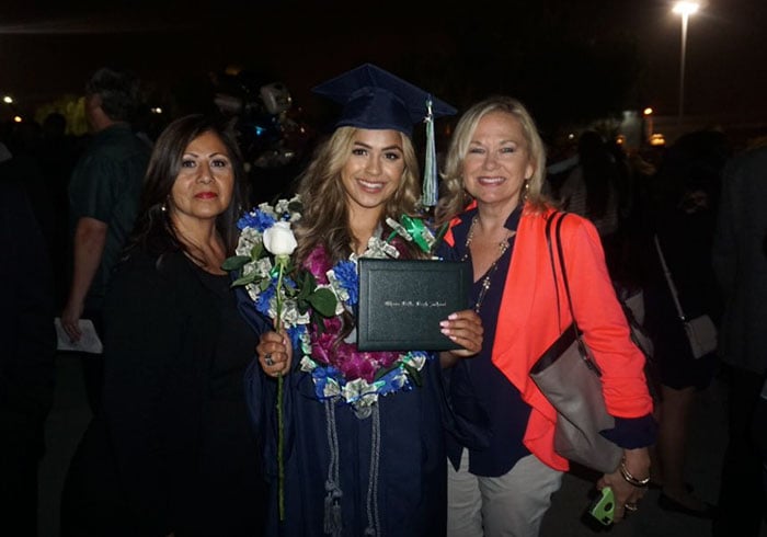 Madeline junto a su familia el día de su graduación