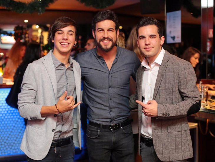 Mario casas y sus hermanos