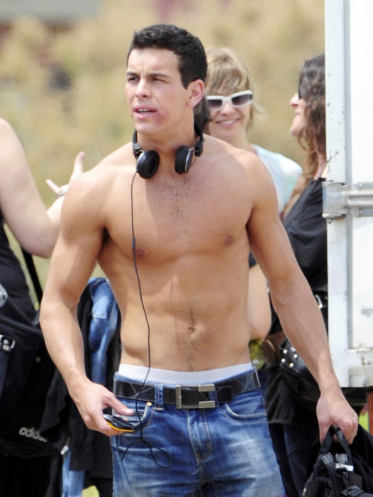 Mario casas escuchando musica