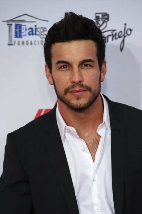 Mario Casas con traje 