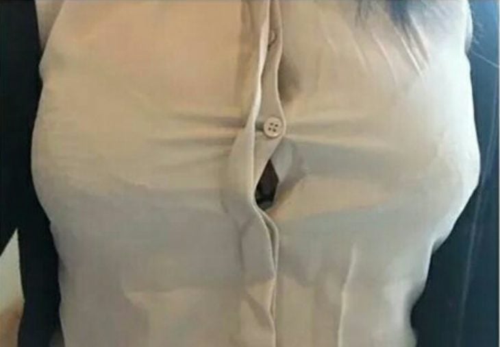 mujer con busto grande y camisa de botones 