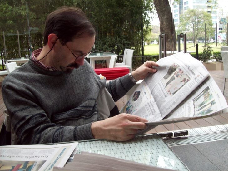 Hombre leyendo el periódico 