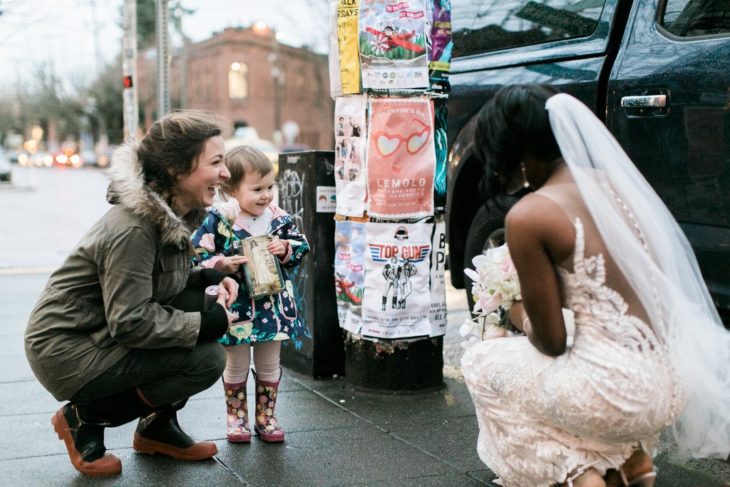 mujer con vestido de novia y niña 