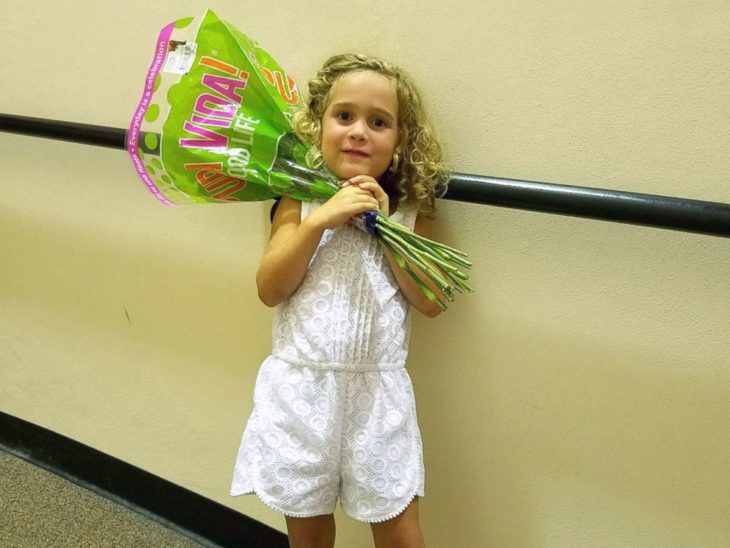 niña rubia con ramo de flores 