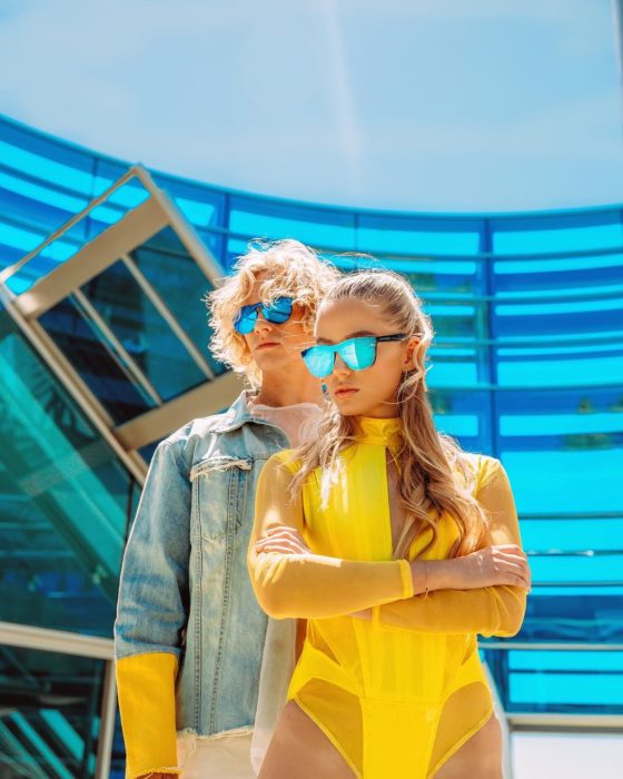 pareja con lentes de sol