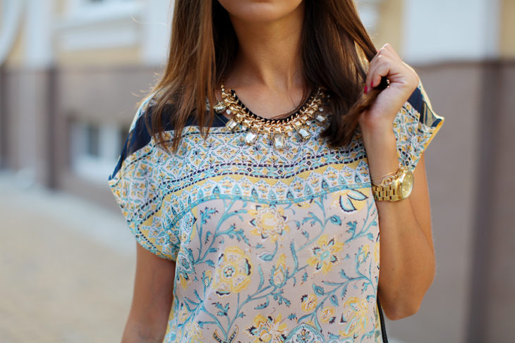 mujer con blusa y estampado 