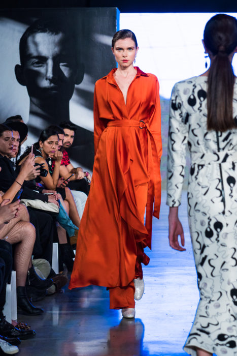 mujer con vestido naranja