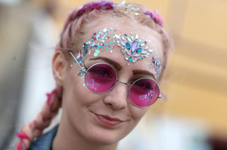 Chica en el festival glastonbury