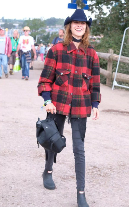 Chica usando una chaqueta de cuadros en un festival de música 