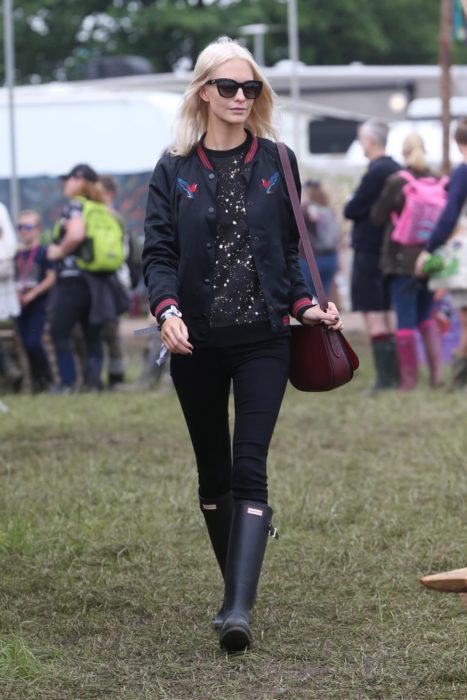 Chica usando unas botas de lluvia en el festival glastonbury