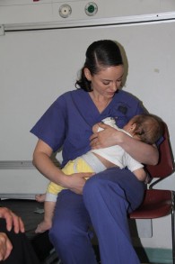 Enfermera amamantando a un bebé 