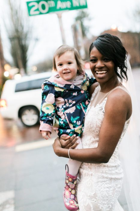 mujer con vestido de novia y niña 