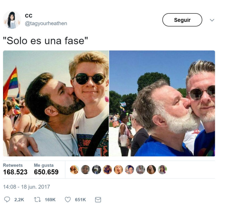 Pareja de homosexuaeles recreando una foto de hace 25 años