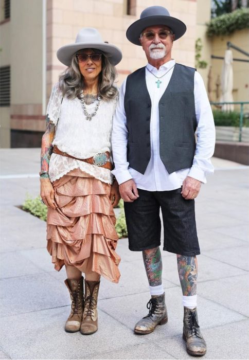 Pareja de ancianos con estilo