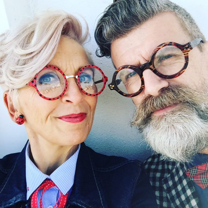 Pareja de ancianos con estilo