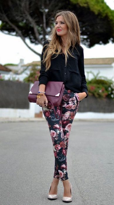 Chica usando Leggings estampados 